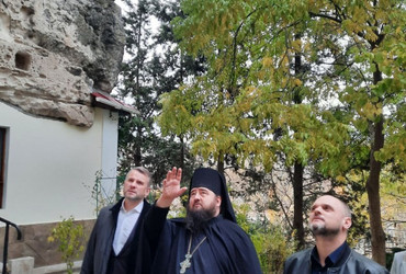 Фото к новости Руководитель Межрегионального управления ФАДН России Сергей Разживин провёл рабочую встречу с исполняющим обязанности игумена (наместника) Свято-Климентовского Инкерманского мужского монастыря в г. Севастополе иеромонахом Кронидом